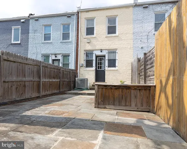 $2,375 | 1819 L Street Northeast, Washington, DC 20002