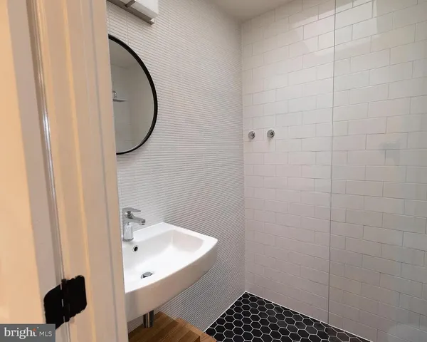 $2,375 | 1819 L Street Northeast, Washington, DC 20002