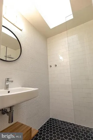 $2,375 | 1819 L Street Northeast, Washington, DC 20002