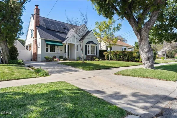 a view of a yard in front of house