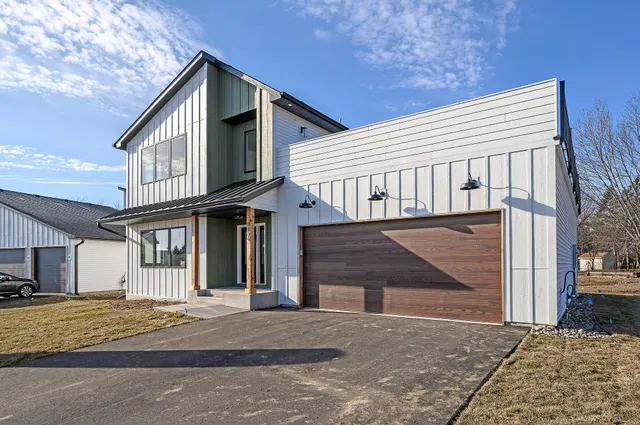 $685,000 | 9964 14th Circle Northeast, St. Michael, MN 55376