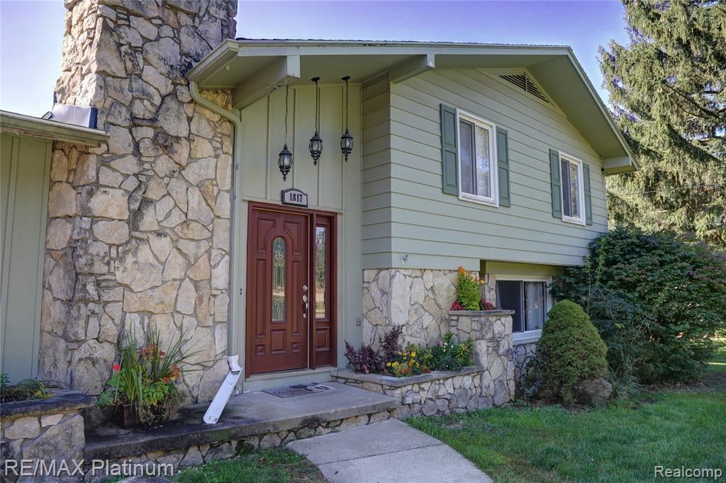 1817 South Walmont Road Jackson, MI 49203 - Photo 1 of 29 Gallery Image 1