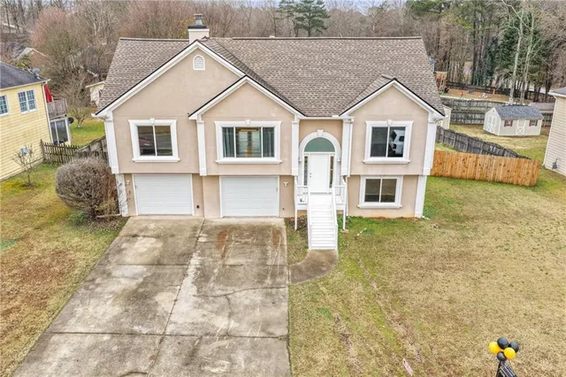 a view of a yard in front of house