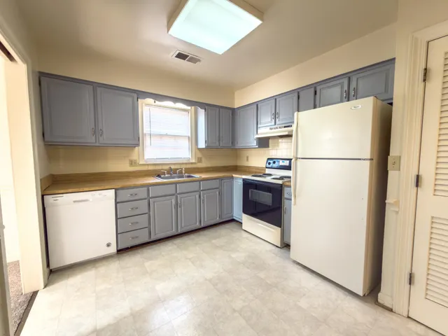 $1,300 | 806 King James Street Southwest, Unit D, Roanoke, VA 24014