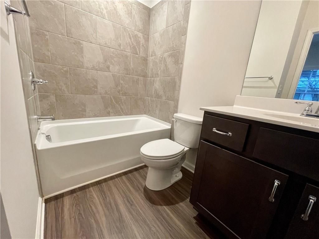 754 Dunlop Way Atlanta, GA 30312 - Photo 20 of 33 a bathroom with a toilet a sink and a bathtub