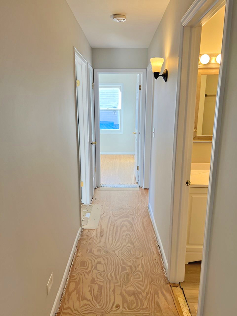 654 Longview Drive Antioch, IL 60002 - Photo 16 of 39 a view of a bathroom with a tub and shower