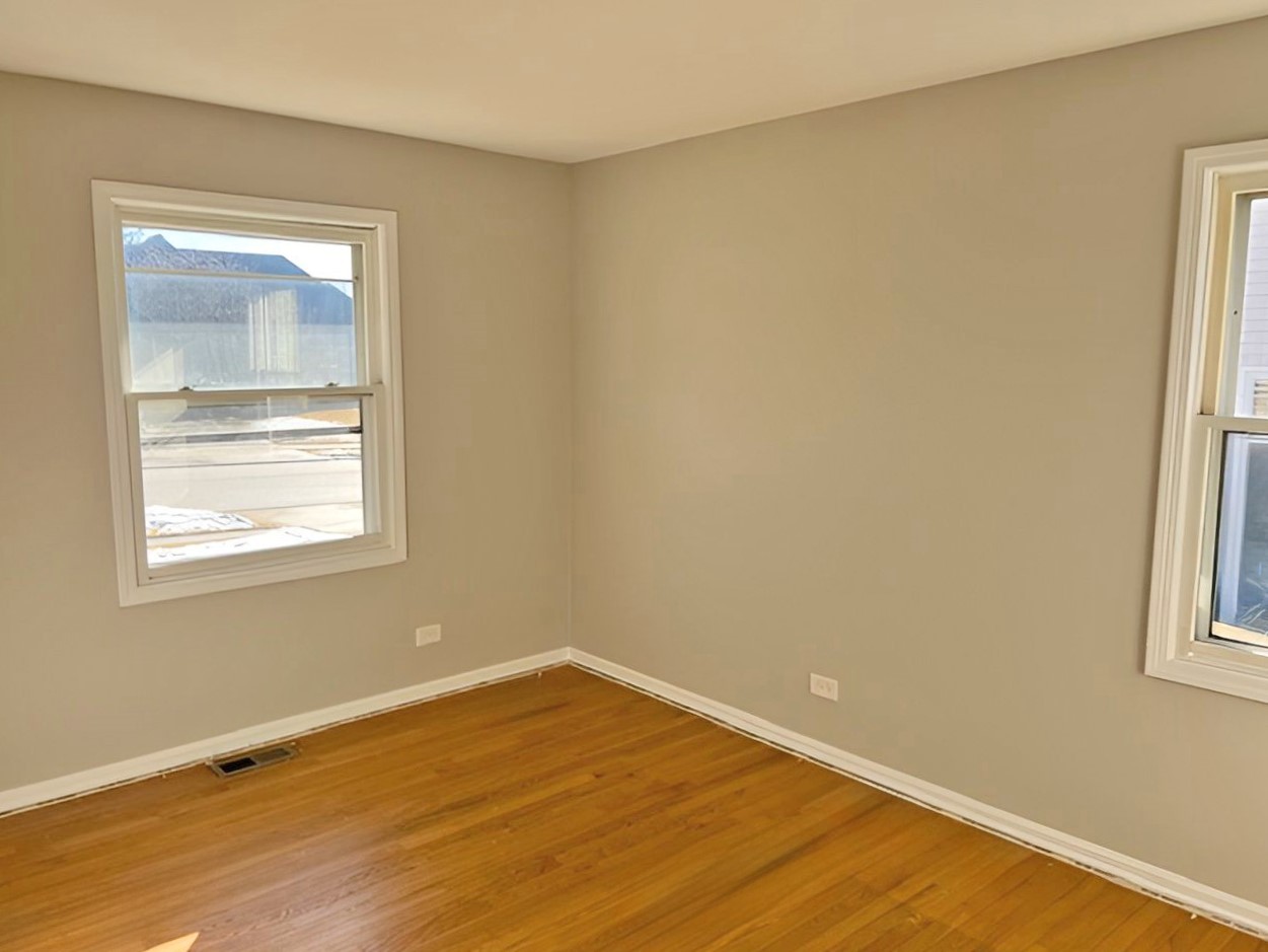 654 Longview Drive Antioch, IL 60002 - Photo 20 of 39 an empty room with a window