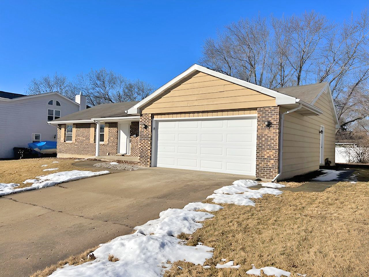 654 Longview Drive Antioch, IL 60002 - Photo 2 of 39 a front view of a house with a yard