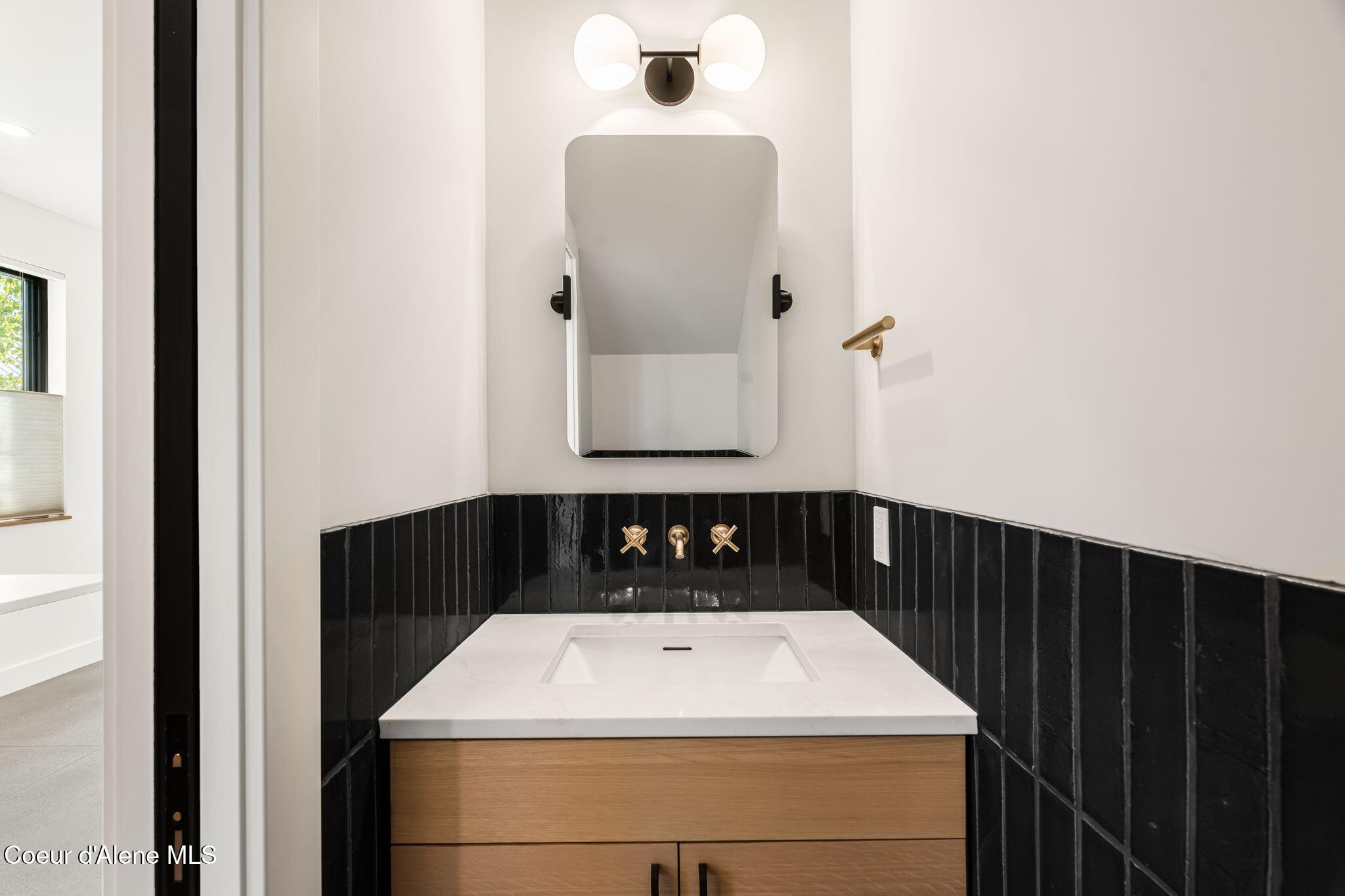215 West Lake Street Sandpoint, ID 83864 - Photo 11 of 42 Powder Room