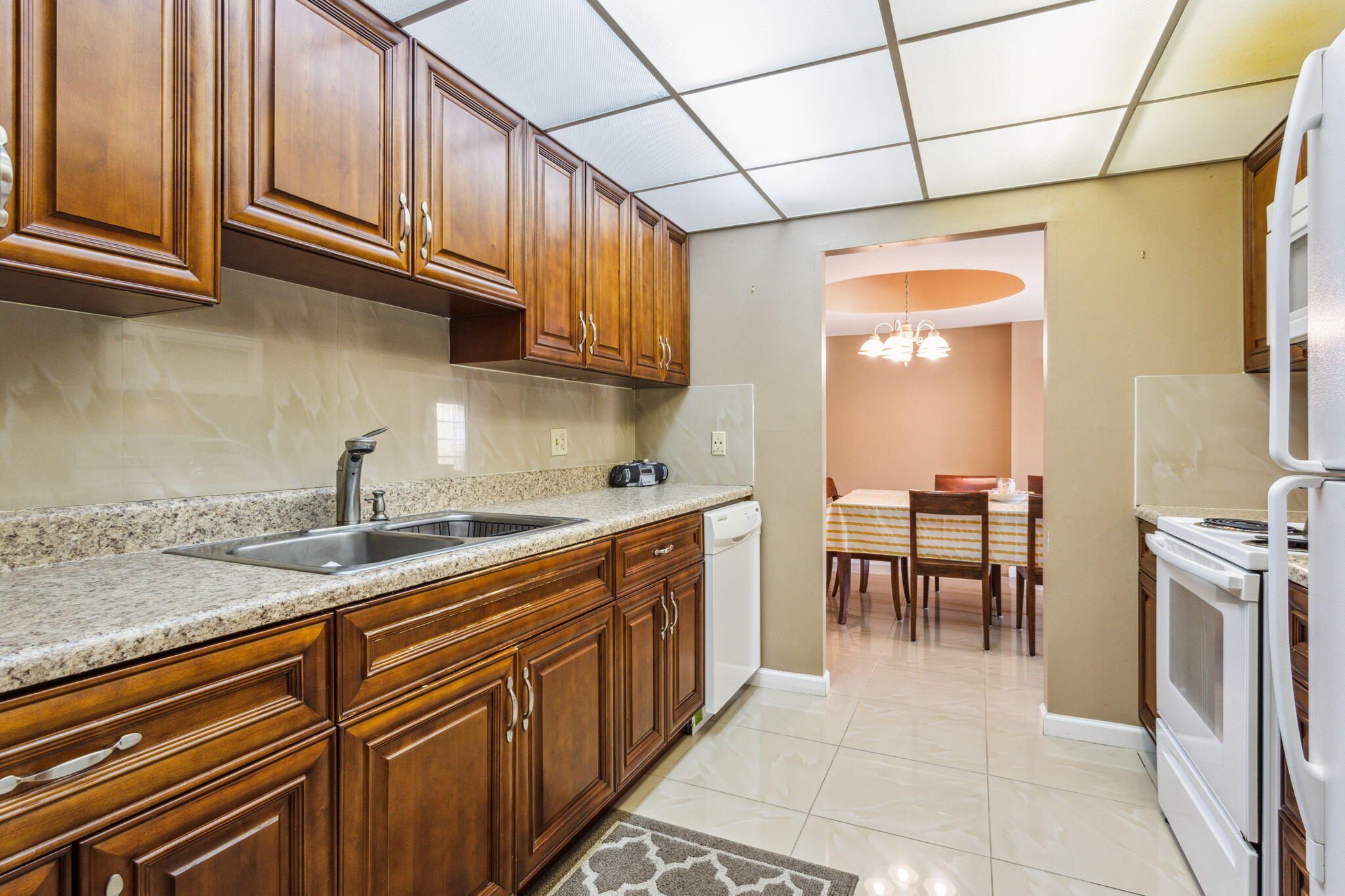 951 De Soto Road, Unit 2300 Boca Raton, FL 33432 - Photo 7 of 29 Kitchen