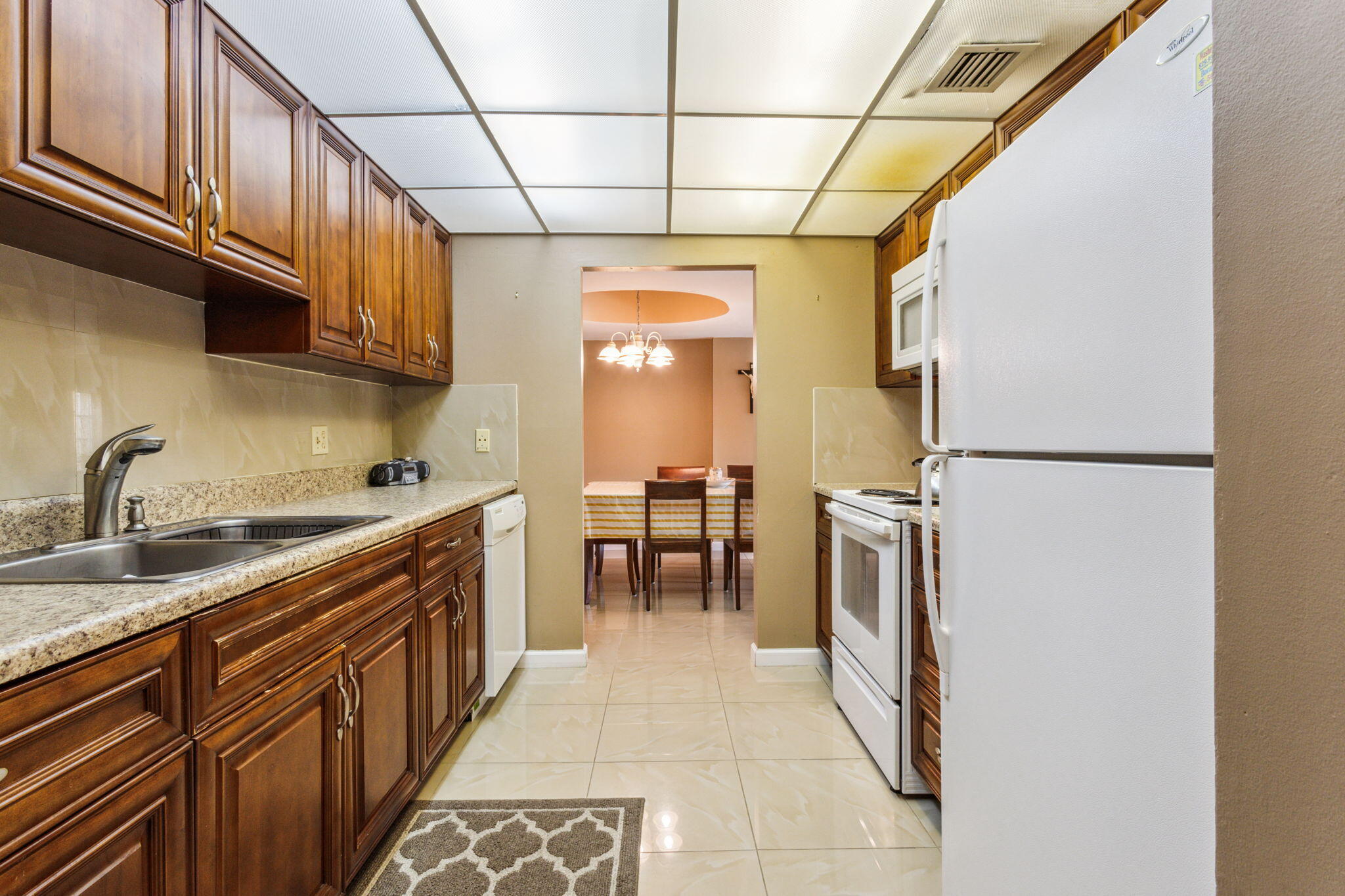 951 De Soto Road, Unit 2300 Boca Raton, FL 33432 - Photo 8 of 29 Kitchen