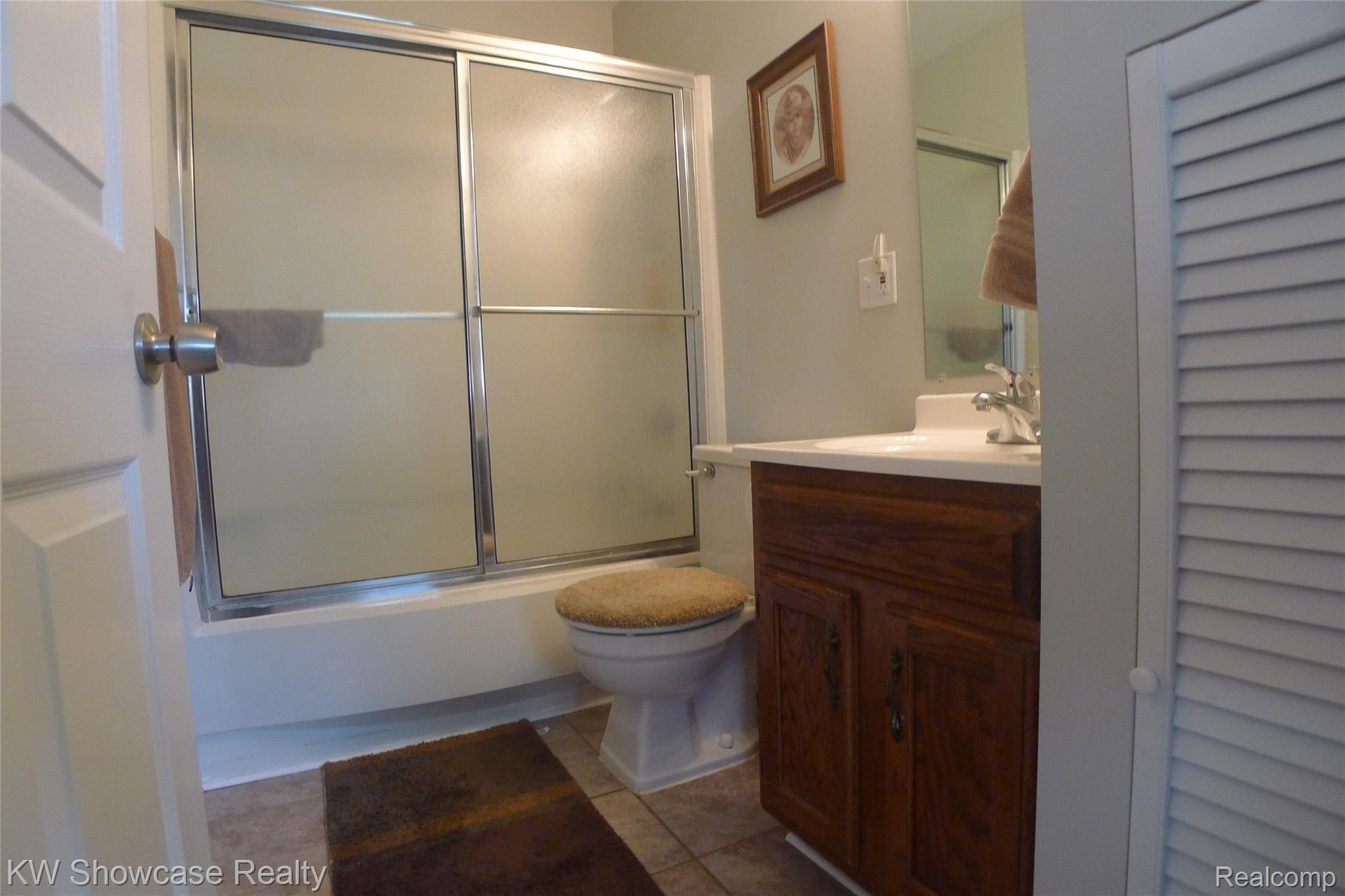 129 Ruth Avenue Pontiac, MI 48341 - Photo 15 of 36 Full Entry Bath.