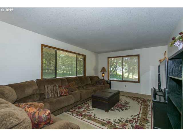 19100 Northeast Jaquith Road Newberg, OR 97132 - Photo 5 of 16 Living Room