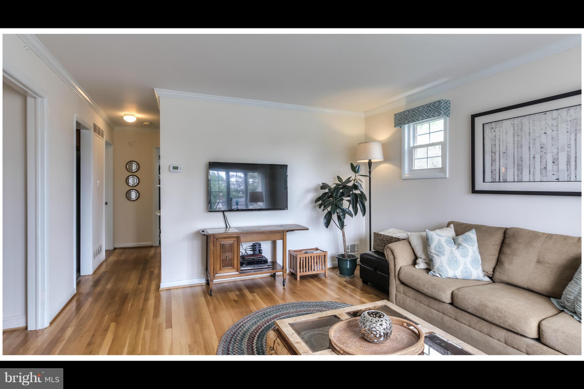 6 Alston Road Lutherville-Timonium, MD 21093 - Photo 2 of 30 Living Room