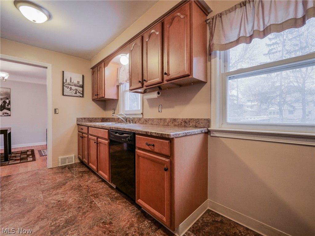 4907 Farnhurst Road Cleveland, OH 44124 - Photo 10 of 33
