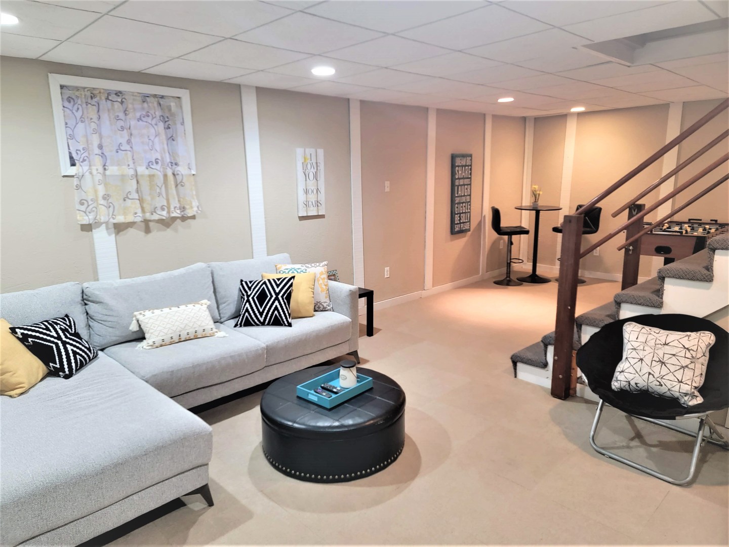 6 Knoll Ridge Road Rolling Meadows, IL 60008 - Photo 29 of 37 a living room with furniture and wooden floor