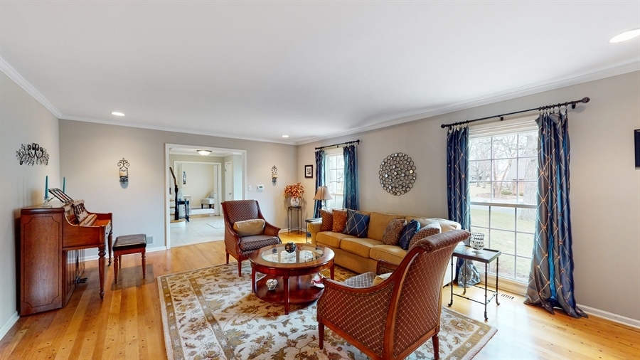 6 Knoll Ridge Road Rolling Meadows, IL 60008 - Photo 5 of 37 a living room with furniture and wooden floor
