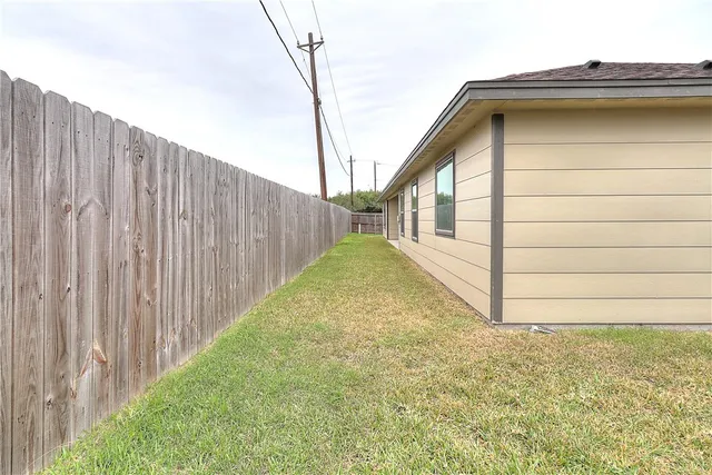 a view of a backyard