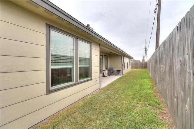 a view of a house with backyard and porch