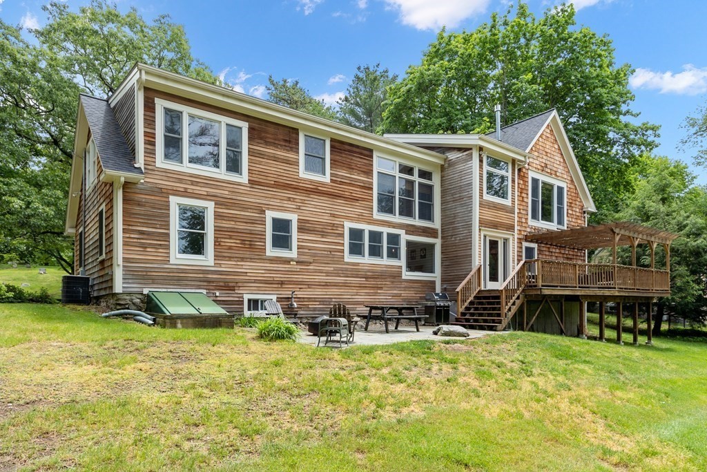 41 Gleasondale Road Stow, MA 01775 - Photo 5 of 42 a front view of a house with a yard