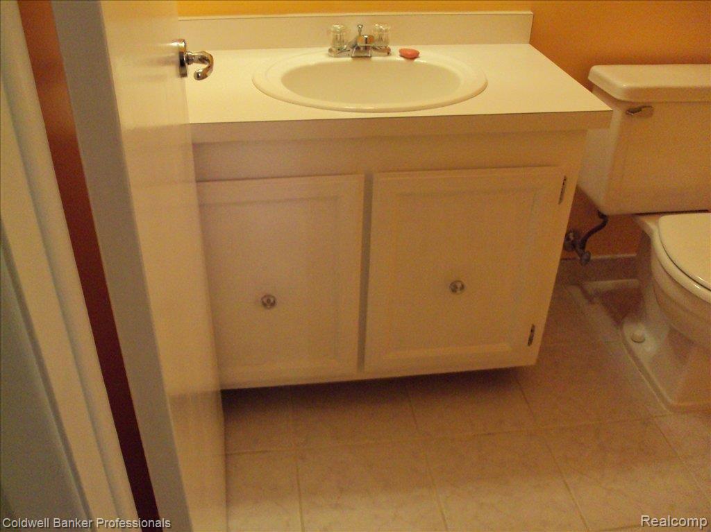1246 Kings Cove Court, Unit 234 Rochester, MI 48306 - Photo 12 of 24 Lav for Main Floor
