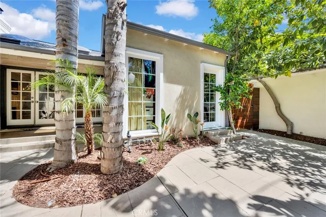 a view of a house with backyard
