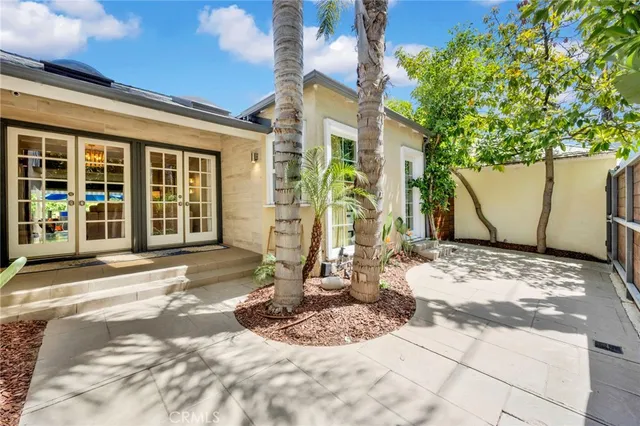 a view of a entrance of the house