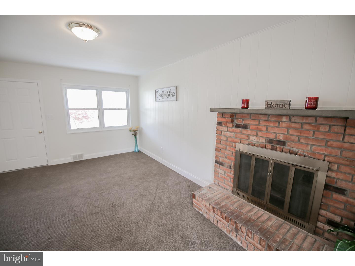 233 Sykes Road New Castle, DE 19720 - Photo 6 of 24 Living Room