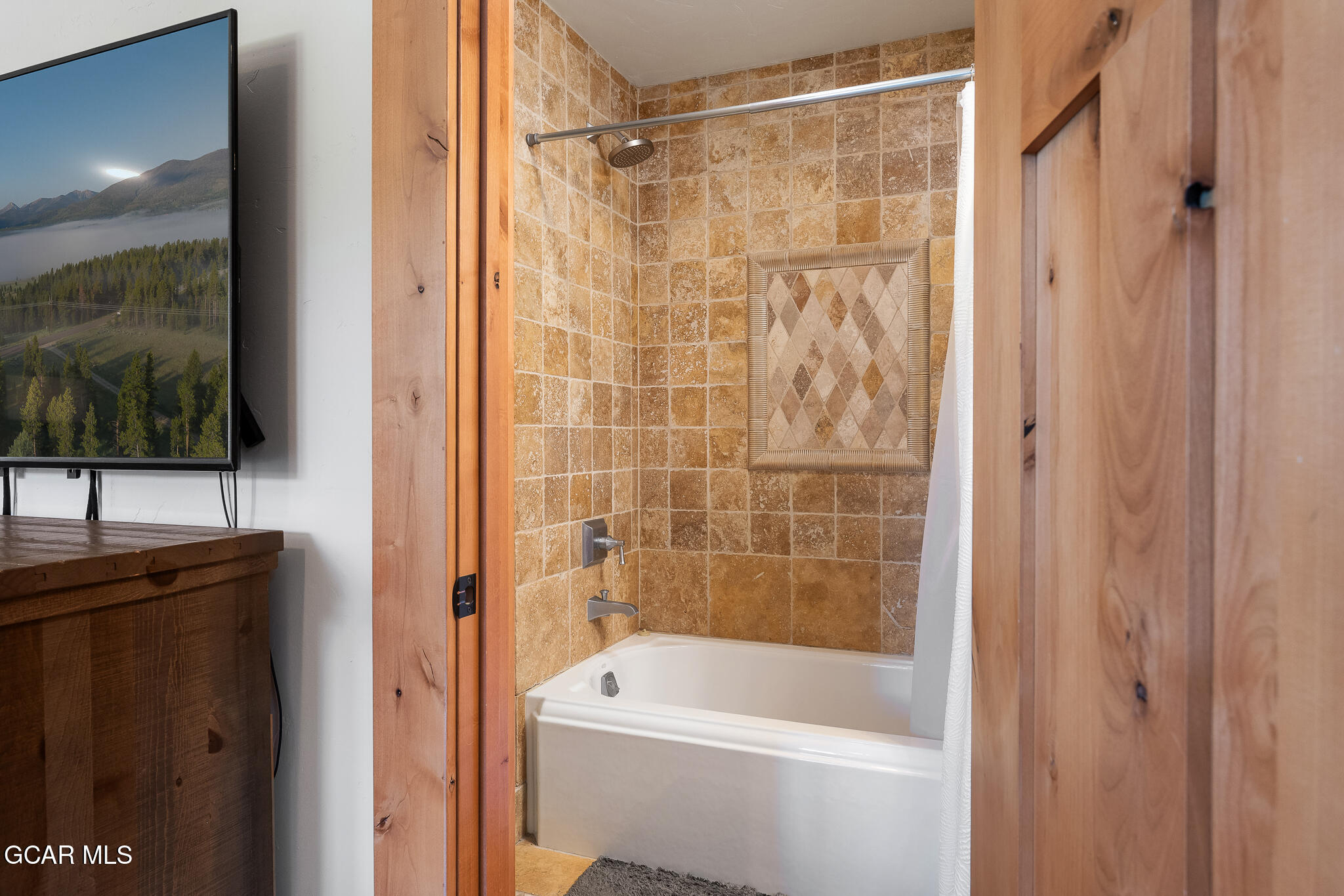 4 Rifle Shot Trail Fraser, CO 80442 - Photo 30 of 47 a bathroom with a shower and a bath tub