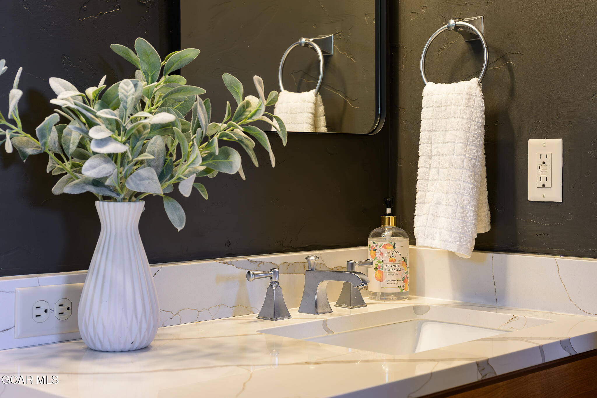 4 Rifle Shot Trail Fraser, CO 80442 - Photo 45 of 47 a vase of flowers sitting on a table