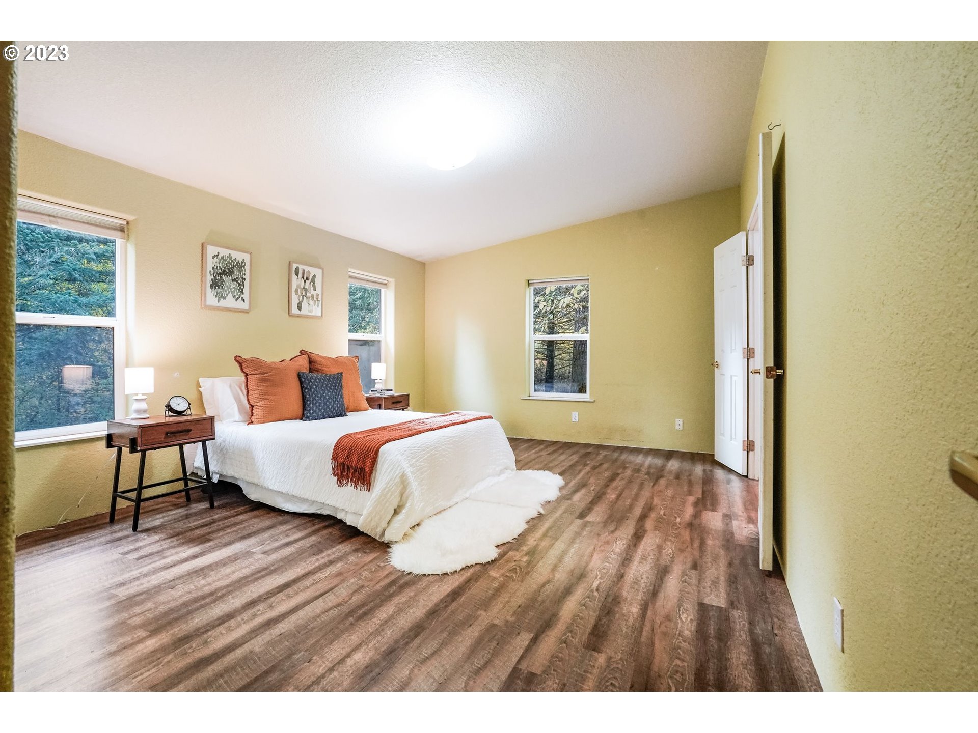 2242 East Loop Road Stevenson, WA 98648 - Photo 23 of 48 a bedroom with a bed and wooden floor