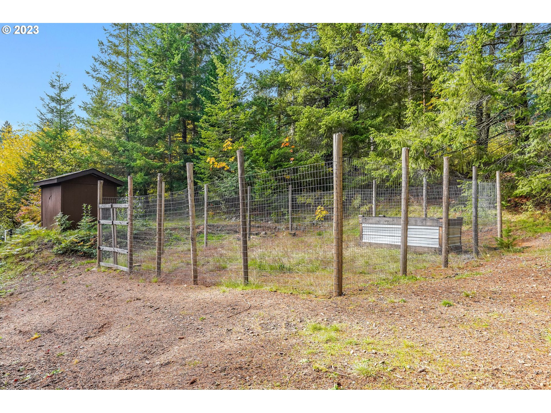 2242 East Loop Road Stevenson, WA 98648 - Photo 34 of 48 a backyard of a house with lots of green space