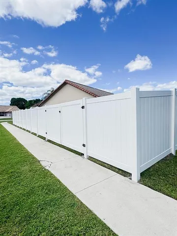 a view of a back yard