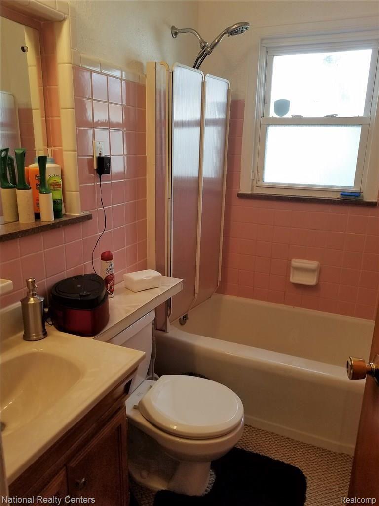 445 Sherbourne Street Inkster, MI 48141 - Photo 11 of 16 BATHROOM.jpg