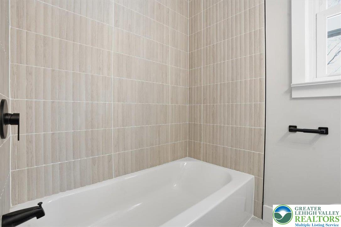 1652 Pleasant View Road Bethlehem, PA 18015 - Photo 11 of 31