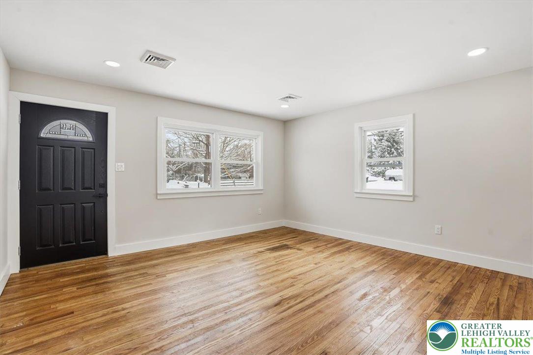 1652 Pleasant View Road Bethlehem, PA 18015 - Photo 3 of 31