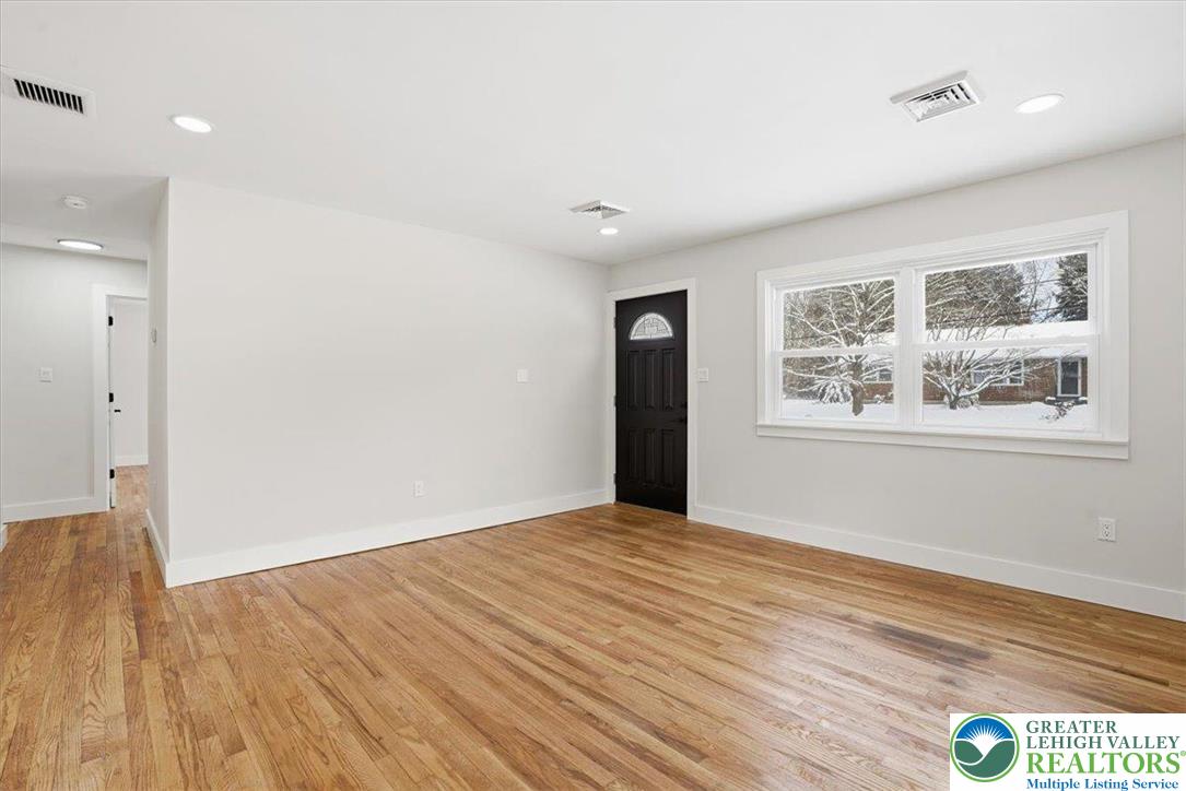 1652 Pleasant View Road Bethlehem, PA 18015 - Photo 4 of 31