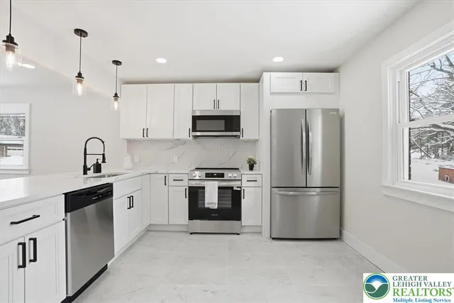 $379,900 | 1652 Pleasant View Road, Bethlehem, PA 18015