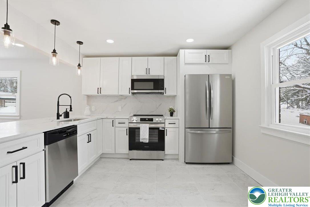 1652 Pleasant View Road Bethlehem, PA 18015 - Photo 7 of 31