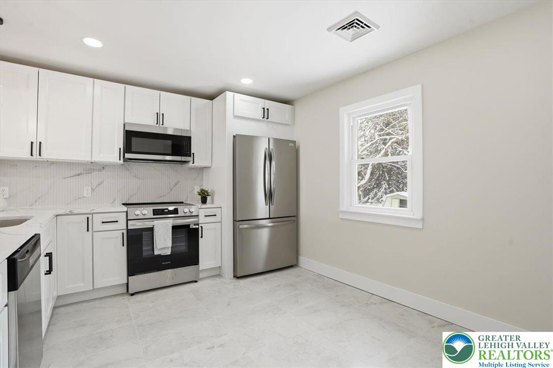 1652 Pleasant View Road Bethlehem, PA 18015 - Photo 8 of 31