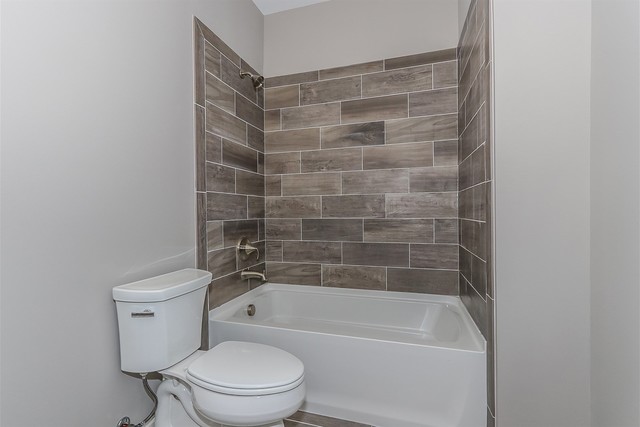 1228 Declan Court, Unit 4 Naperville, IL 60563 - Photo 16 of 32 a bathroom with a toilet and bathtub