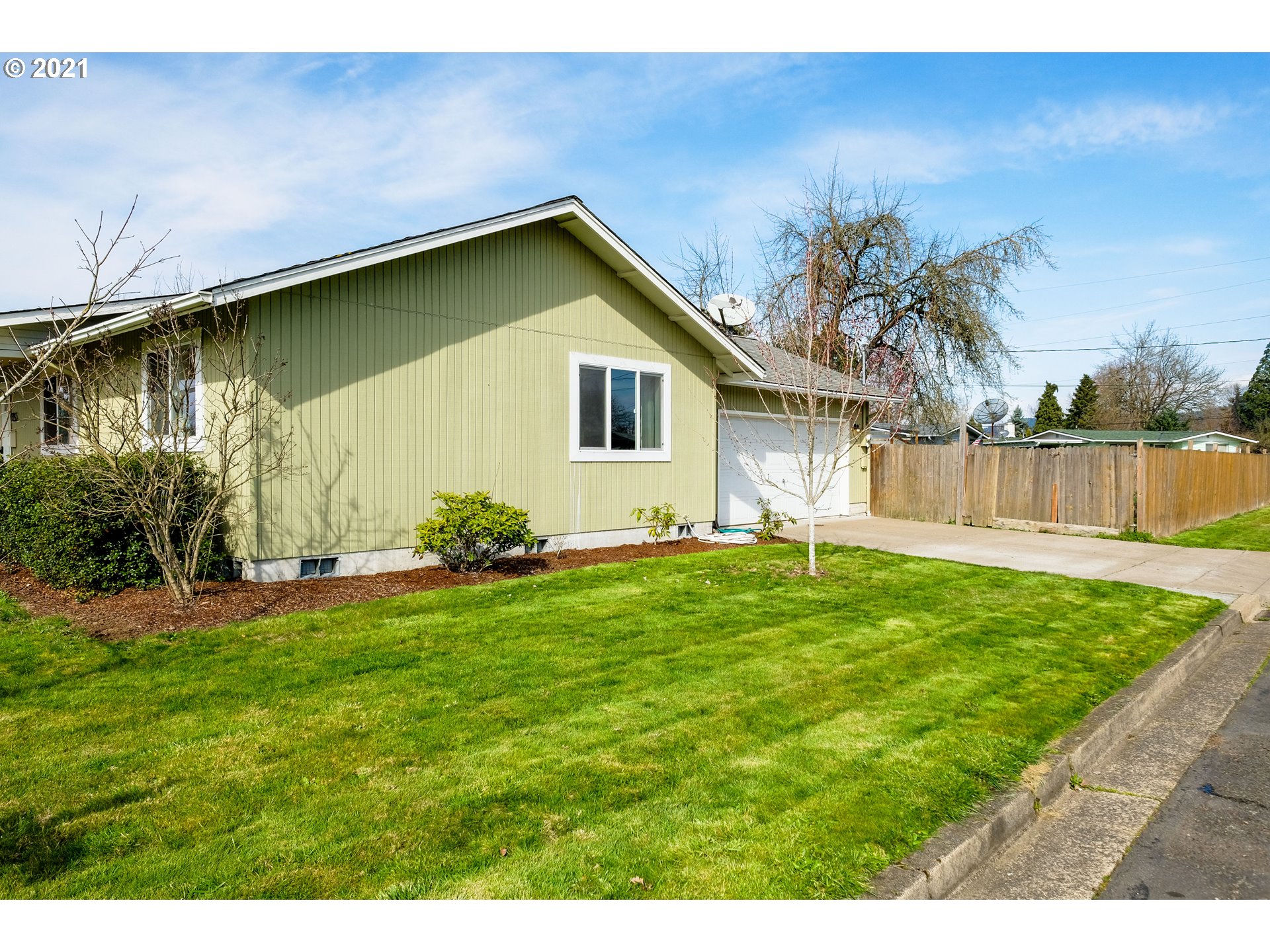 1936 G Street Springfield, OR 97477 - Photo 3 of 19