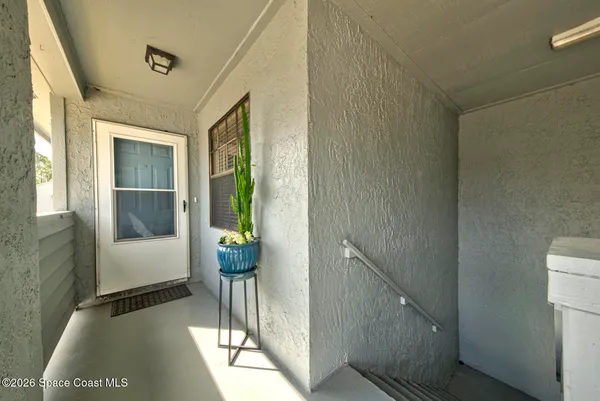 a view of entryway with a bathtub