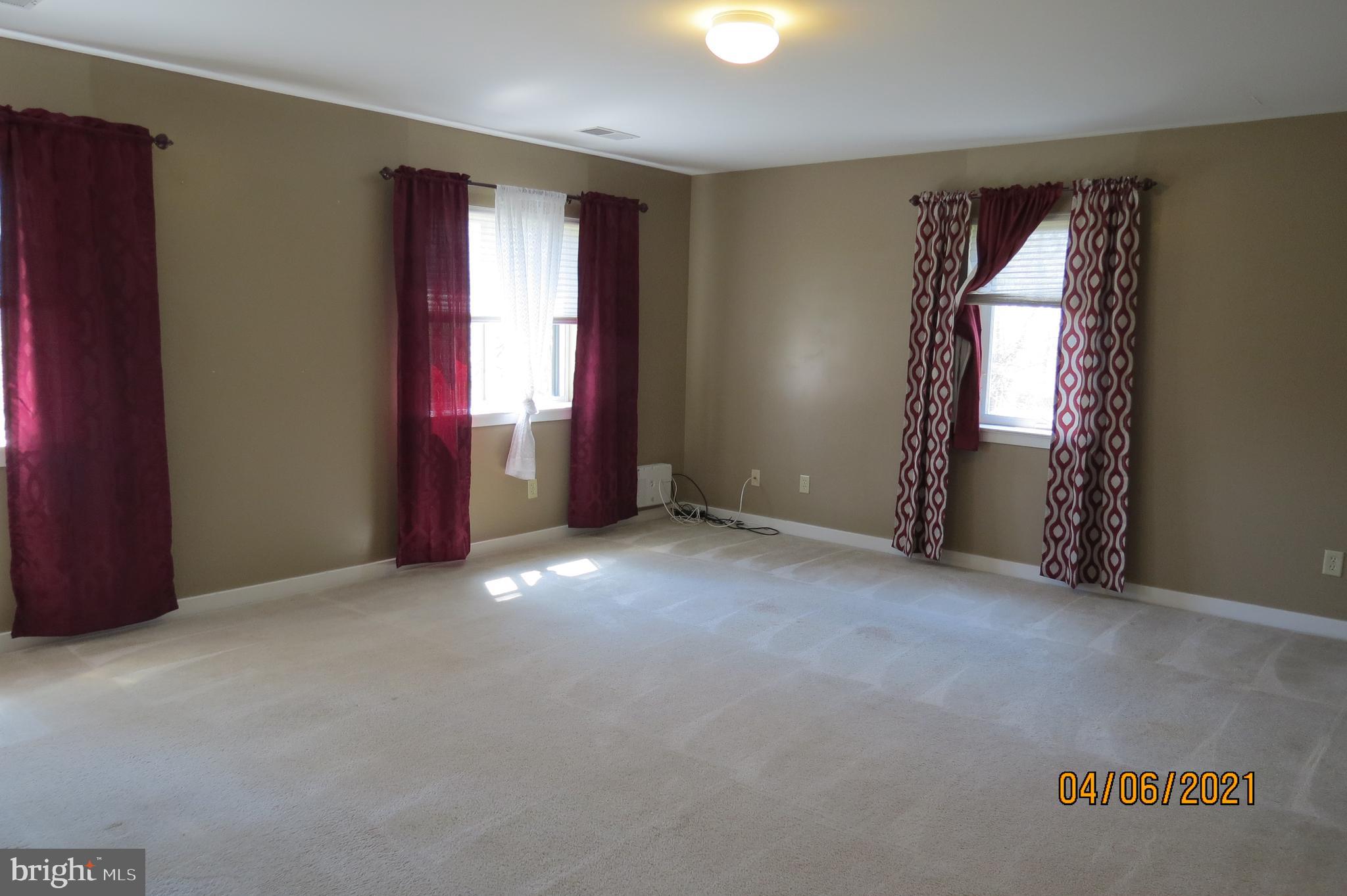 8304 Westview Road Wilmington, DE 19802 - Photo 7 of 19 Large living room