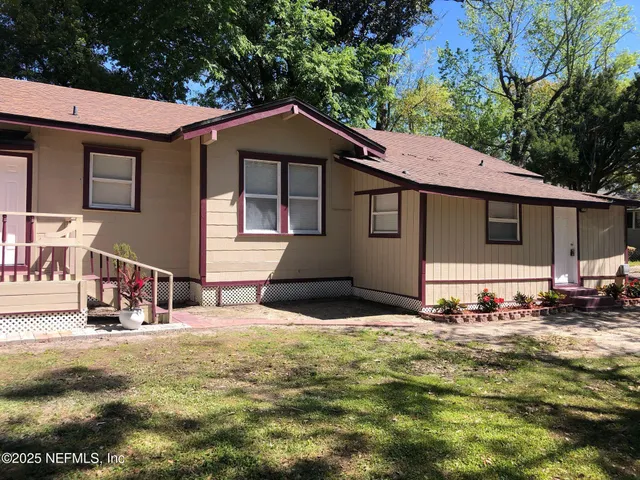a house with swimming pool in front of it