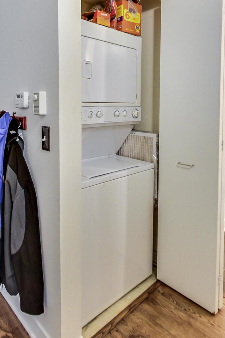 660 West Wayman Street, Unit 603 Chicago, IL 60661 - Photo 17 of 31 a utility room with dryer and washer