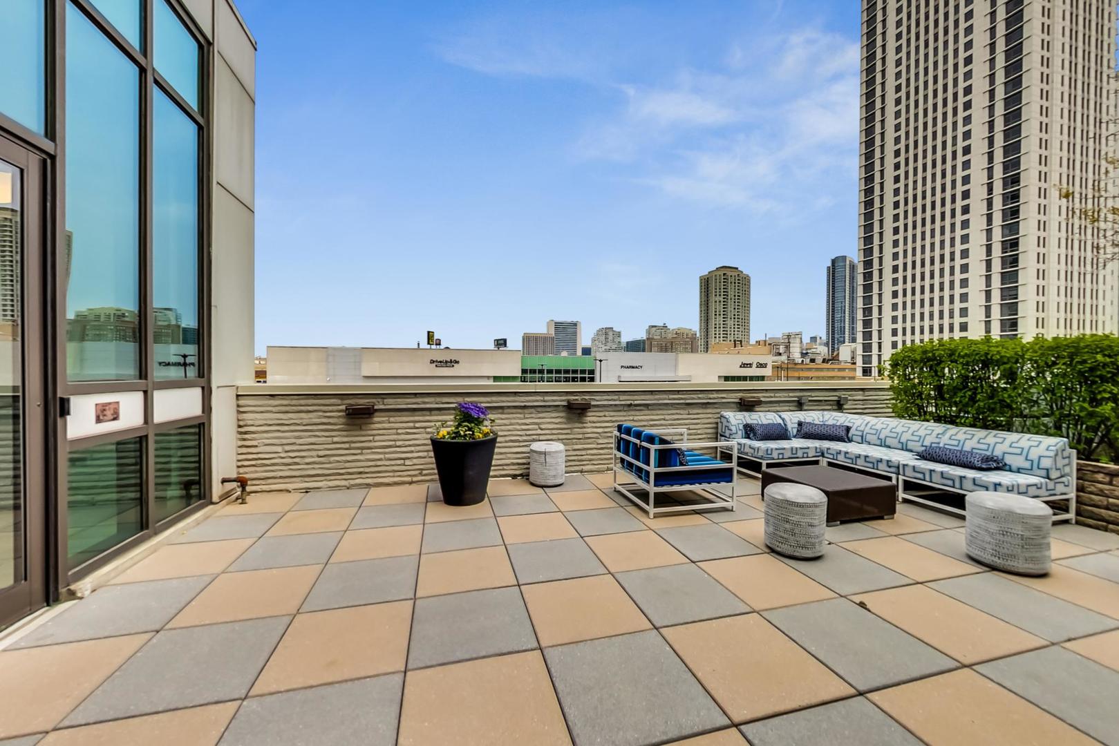 660 West Wayman Street, Unit 603 Chicago, IL 60661 - Photo 30 of 31 a view of a terrace with seating space
