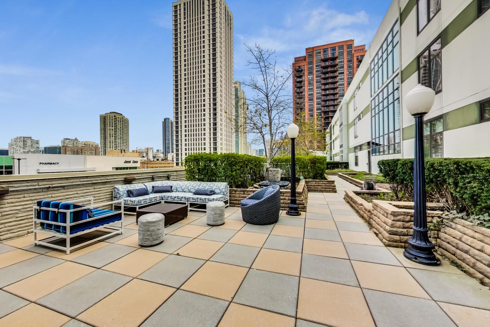 660 West Wayman Street, Unit 603 Chicago, IL 60661 - Photo 31 of 31 a view of roof with sitting area