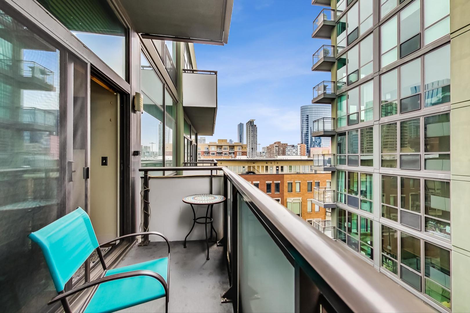 660 West Wayman Street, Unit 603 Chicago, IL 60661 - Photo 5 of 31 a balcony with view of nearby houses