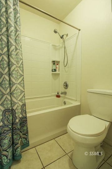 1043 Peg Street Ridgecrest, CA 93555 - Photo 21 of 45 a bathroom with a toilet and a bathtub